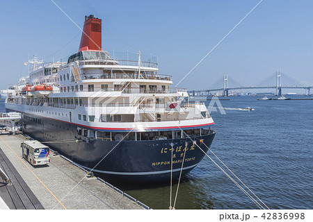 横浜港大さん橋に停泊するにっぽん丸 42836998