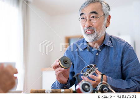 シニア　趣味　道具　手入れ　楽しみ 42837501