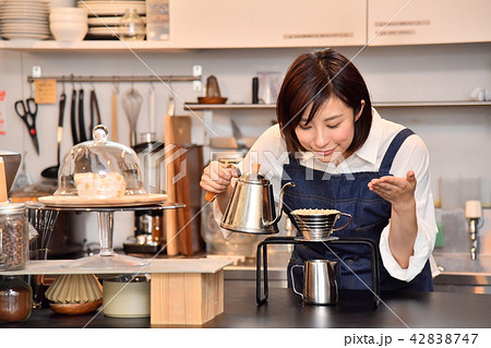 カフェ　ドリップコーヒー　香りを嗅ぐ　女性店員 42838747