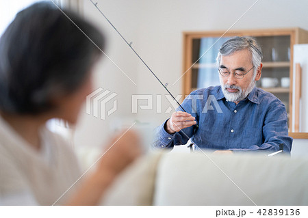 シニア　夫婦　趣味　手入れ　竿　道具 42839136