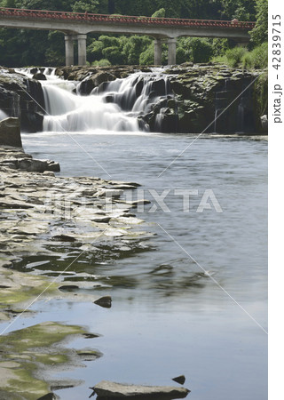 乙字ヶ滝と赤い橋 42839715