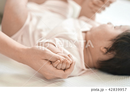 赤ちゃん 昼寝 家族 赤ちゃん 昼寝 家族 42839957