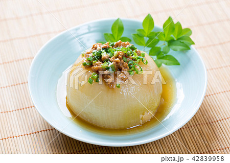 新玉ねぎの丸ごと煮込み料理 新玉ねぎの丸ごと煮込み料理 42839958