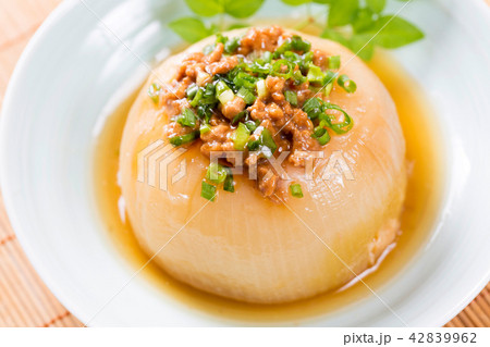 新玉ねぎの丸ごと煮込み料理 新玉ねぎの丸ごと煮込み料理 42839962