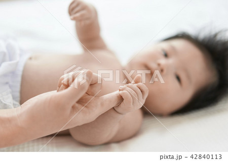 赤ちゃん 昼寝 家族 赤ちゃん 昼寝 家族 42840113