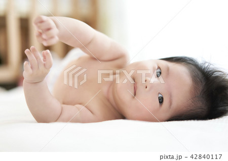 赤ちゃん　昼寝　家族 42840117