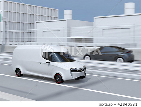 高速道路に走行している白色の自動運転電動宅配車。車体にコピースペースあり 42840531
