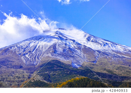 秋の冠雪した富士山と湧き上がる雲 42840933