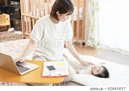 赤ちゃん 在宅勤務 家族 赤ちゃん 在宅勤務 家族 42841657