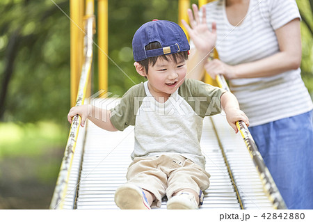 男の子 幼児 公園 親子 家族の写真素材 4284