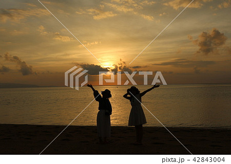 夕日と女性 42843004