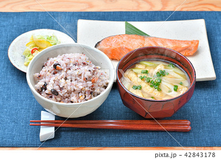 雑穀ごはん(黒米・発芽玄米、キヌア、黒豆、ごま、きび等)粗食、健康食、ダイエット食、和食のイメージ。 雑穀ごはん(黒米・発芽玄米、キヌア、黒豆、ごま、きび等)粗食、健康食、ダイエット食、和食のイメージ。 42843178