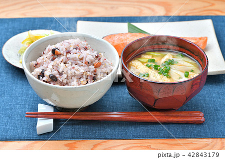 雑穀ごはん（黒米・発芽玄米、キヌア、黒豆、ごま、きび等）粗食、健康食、ダイエット食、和食のイメージ。 42843179