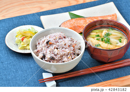 雑穀ごはん(黒米・発芽玄米、キヌア、黒豆、ごま、きび等)粗食、健康食、ダイエット食、和食のイメージ。 雑穀ごはん(黒米・発芽玄米、キヌア、黒豆、ごま、きび等)粗食、健康食、ダイエット食、和食のイメージ。 42843182