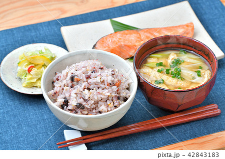 雑穀ごはん（黒米・発芽玄米、キヌア、黒豆、ごま、きび等）粗食、健康食、ダイエット食、和食のイメージ。 42843183