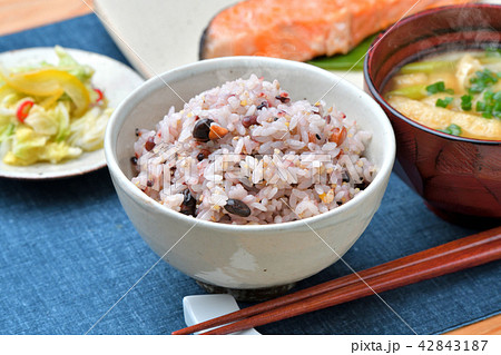 雑穀ごはん（黒米・発芽玄米、キヌア、黒豆、ごま、きび等）粗食、健康食、ダイエット食、和食のイメージ。 42843187