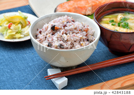 雑穀ごはん（黒米・発芽玄米、キヌア、黒豆、ごま、きび等）粗食、健康食、ダイエット食、和食のイメージ。 42843188