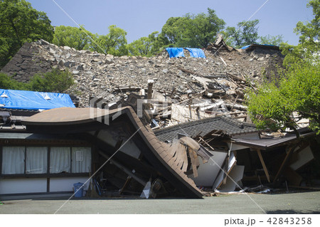 熊本城十八間櫓東側と熊本大神宮 熊本地震 42843258
