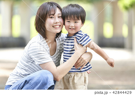 男の子 幼児 公園 親子 家族の写真素材