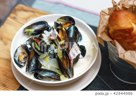 Mussels with onions and bacon in cream sauce 42844986