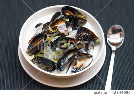 Mussels with onions and bacon in cream sauce 42844990