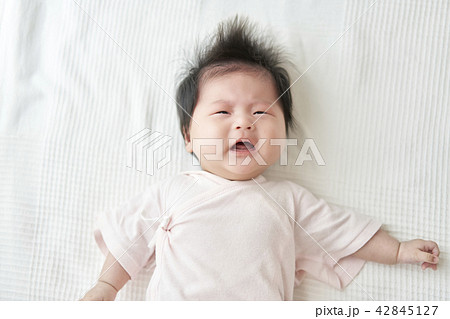 赤ちゃん　昼寝　家族 42845127