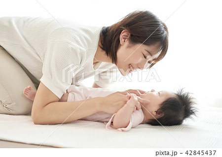 赤ちゃん 昼寝 家族 親子 赤ちゃん 昼寝 家族 親子 42845437