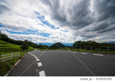 夏の山の天気 峠の道と流れる雲 秩父山地の眺望　b 42848385