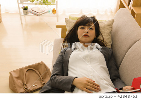 疲れている若い女性 体調が悪い若い女性 ビジネスウーマン 疲れ 体調不良 セルフマネジメント ト 疲れている若い女性 体調が悪い若い女性 ビジネスウーマン 疲れ 体調不良 セルフマネジメント ト 42848763