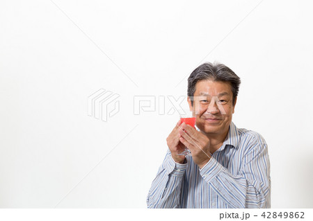 ワイングラスを片手に楽しむシニア男性 ワイングラスを片手に楽しむシニア男性 42849862