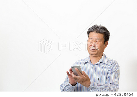 スマホ片手に 喜怒哀楽するシニア男性 スマホ片手に 喜怒哀楽するシニア男性 42850454