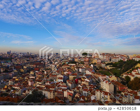 ポルトガル 夕方のリスボンの街並みと青空の写真素材