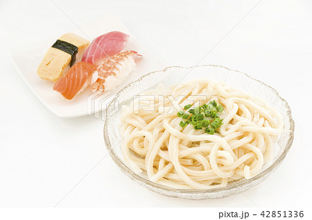 冷やしぶっかけうどんと握り寿司 42851336