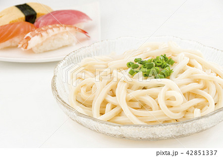 冷やしぶっかけうどんと握り寿司 冷やしぶっかけうどんと握り寿司 42851337