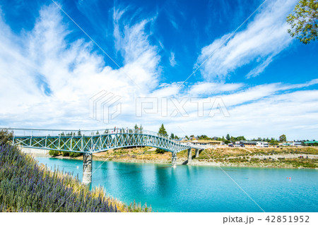 テカポ湖に架かる橋 42851952
