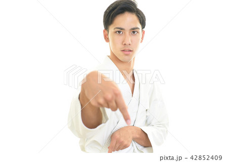 空手をする男性 42852409