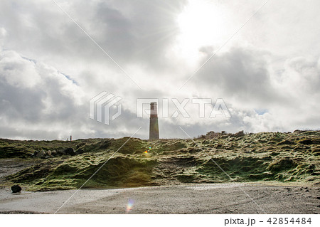 使われなくなった廃墟の石造りの煙突　イギリス西端のコーンウォールにて 42854484