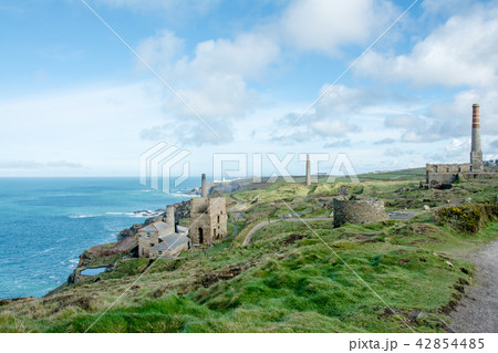 海岸に迫る岩場の丘とその中腹にある廃墟となった採掘場の建物 42854485