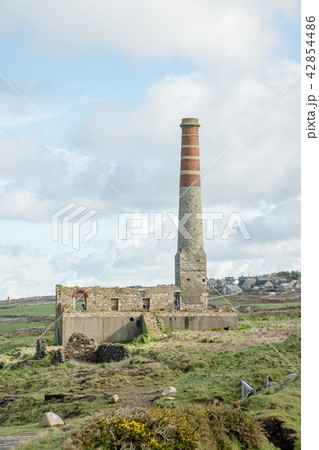 使われなくなった廃墟の石造りの煙突　イギリス西端のコーンウォールにて 42854486