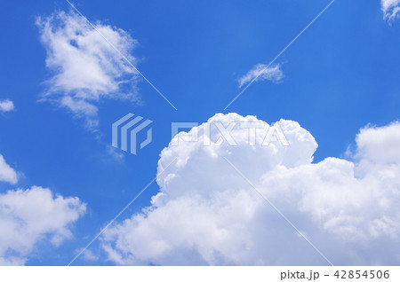 青空とモクモクと育つ入道雲 青空とモクモクと育つ入道雲 42854506