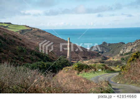 山間に立つ廃墟となった石造りの煙突　イギリス西端のコーンウォールにて 42854660