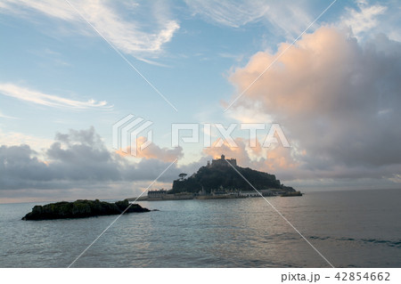 朝日を浴びる雲の下のセントマイケルズマウント 42854662