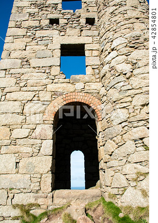 イギリス西端のコーンウォールの廃墟となった採掘場の石の建物の写真素材