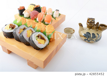 おいしそうなお寿司とお酒 42855452