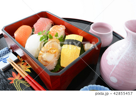 おいしそうなお寿司とお酒 42855457