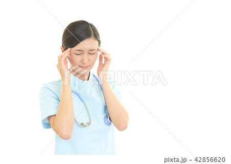 頭痛を訴える看護師 頭痛を訴える看護師 42856620
