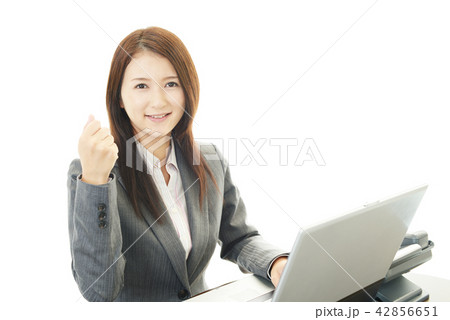 ガッツポーズのビジネスウーマン 42856651