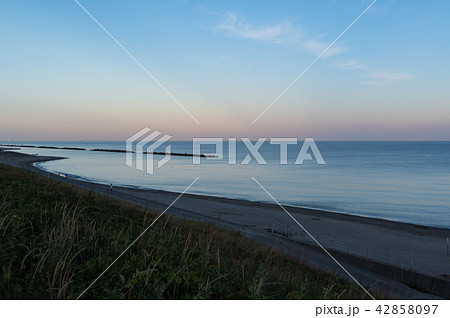 朝焼けの静かな海　瀬波海岸 42858097