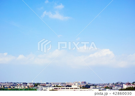 平戸の尾根道から東に見える住宅地と雲のある広い青空 42860030