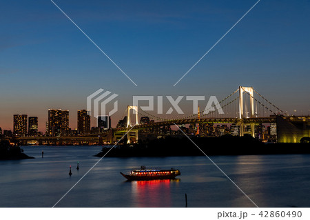 お台場・レインボーブリッジの夕景と屋形船 お台場・レインボーブリッジの夕景と屋形船 42860490